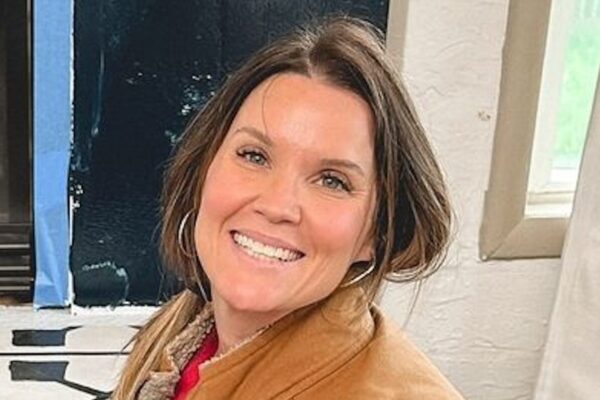 HGTV's Leslie Davis Salary Revealed Amid Divorce & Surprise Engagement